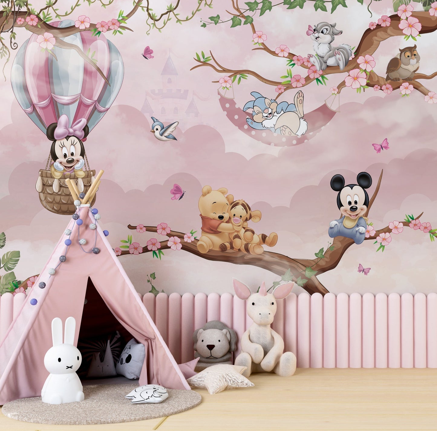 Mural de Papel Tapiz Encantador de Minnie y Honeypoo: Eleva Tu Decoración